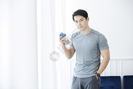 运动喝蛋白粉的成年男子图片