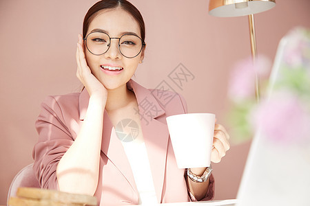 喝下午茶的商务女性图片