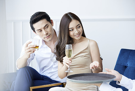 酒精喝酒双人夫妻生活方式聚会帅哥高清图片素材