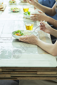 海边度假的青年男女吃午餐图片