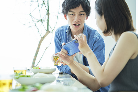 青年男女聚餐图片