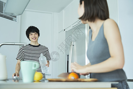 空白部分天女孩男人和女人夫妻生活方式图片