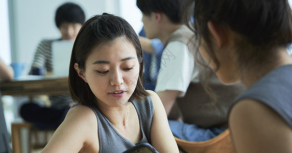 青年男女聚会聊天图片