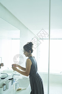 盥洗室的女性背景图片