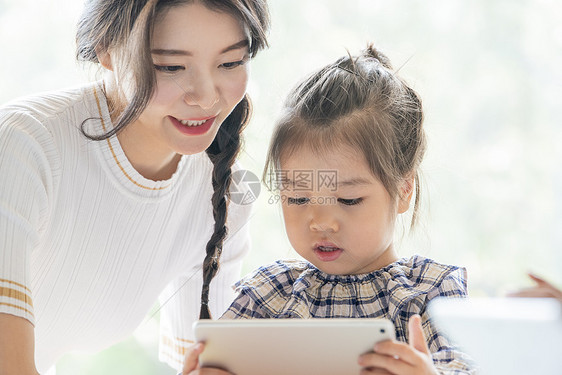 教孩子使用平板电脑的幼教老师图片