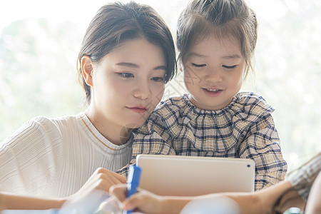 教孩子使用笔记本电脑的幼教图片