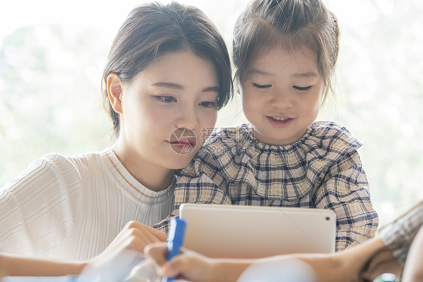 教孩子使用笔记本电脑的幼教图片