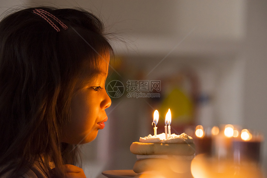 亚洲人蜡烛日落女孩的生日穆迪图片