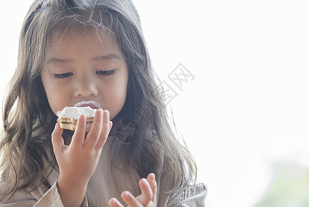 吃甜点的小女孩高清图片