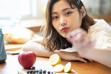 白人厨房苹果女生活美食图片