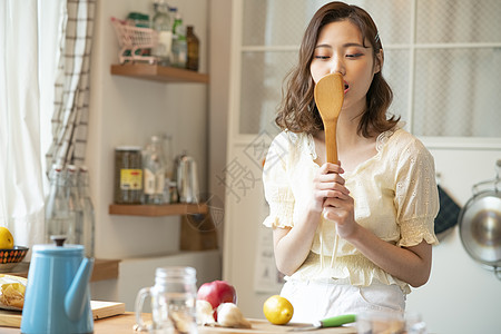 享受感年轻女生活美食图片