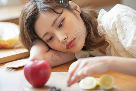 美味年轻单人女生活美食图片