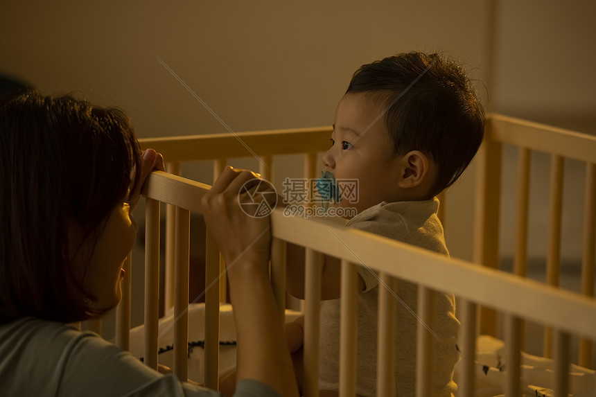 超时纯净的休息家庭妈妈婴儿床图片