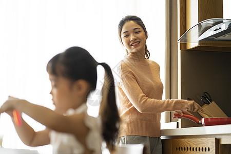 居家生活温馨的母女图片