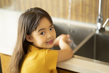 可爱小女孩洗手净化高清图片素材