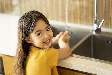 可爱小女孩洗手助理高清图片素材