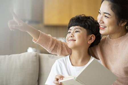 居家陪伴小孩的妈妈图片