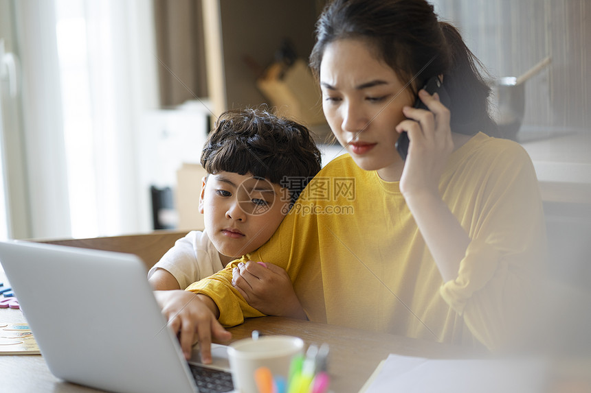 女生白领女父母和孩子的生活方式育儿形象图片