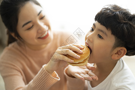 客厅美味的微笑父母和孩子的生活方式餐图片