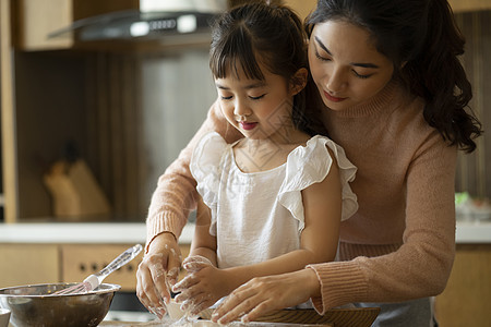 妈妈女助理父母和孩子的生活方式烹饪图片