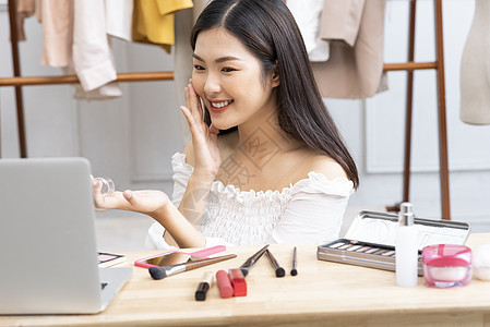 个人电脑女士快乐的女美丽影响者图片