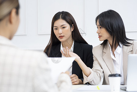 企业内洽谈聊天的商务女性图片