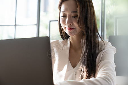 办公室办公的美女背景图片