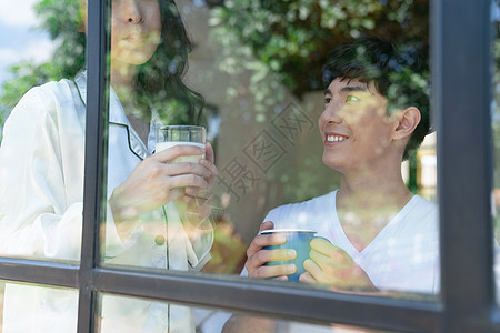 男女性感站在窗边的年轻情侣背景