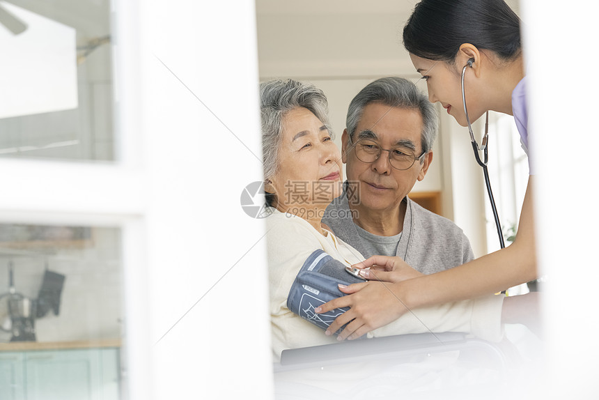 医生上门给老年人测量血压图片