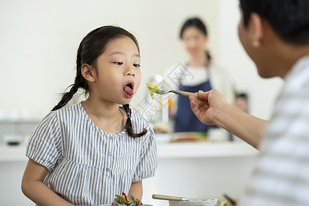 父亲照顾女儿吃饭喂饭图片