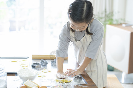 厨房里制作烤饼干的小女孩图片