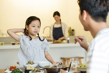 餐桌上用餐的父女图片