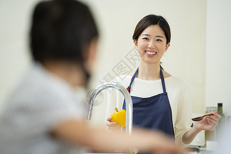 厨房穿着围裙的成年女子图片