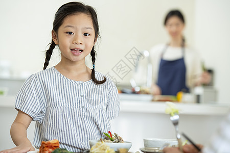 微笑的可爱女孩图片