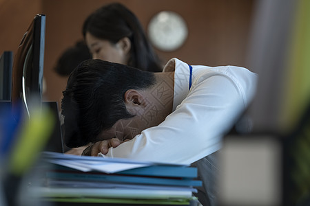 深夜加班疲惫的商务男性图片