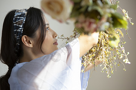 泛亚洲员工室内设计一个女人装饰鲜花图片