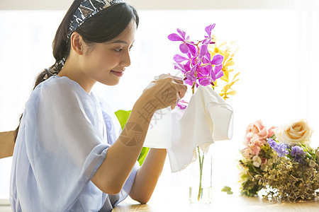 室内设计花匠外国人在花上喂水的女人图片