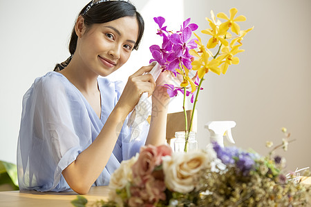 放松插花干花一个女人种花图片