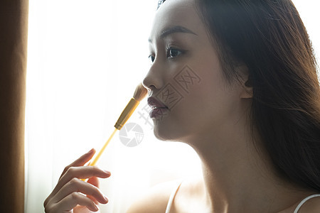 在化妆的美女图片