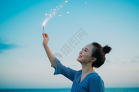 打碎女人快乐的海上烟花图片