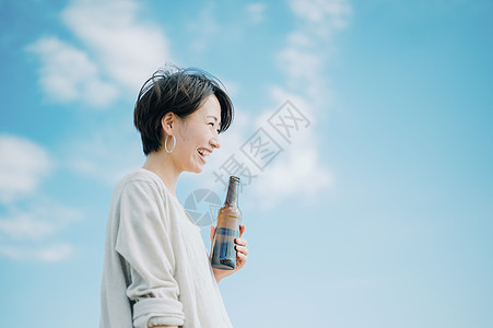 提神单人清澈一个女人在海里背景图片