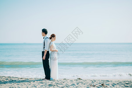 蓝色的水新娘夏天海边婚礼肖像图片