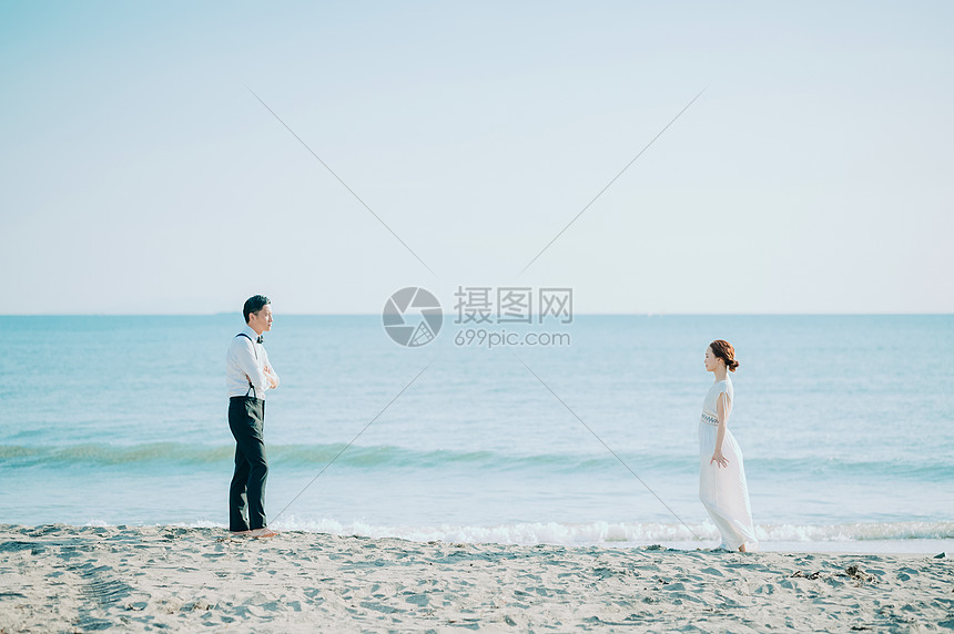 新郎蓝色的水新娘海边婚礼肖像图片