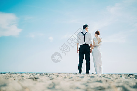 一对新人在海边拍写真婚纱图片