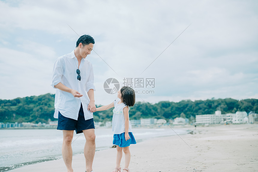 父女在海边玩耍图片