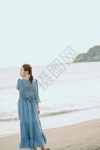 海边散步的青年女子图片