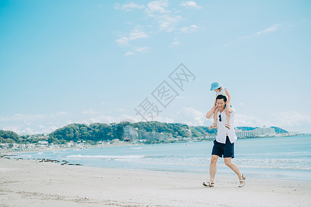 海边旅游玩耍的父女图片