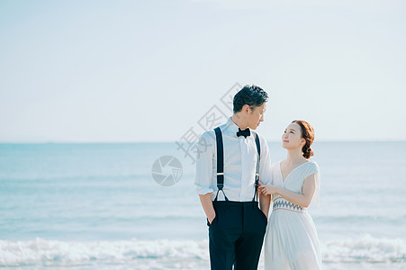 海边的新婚夫妻图片