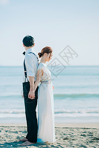 海边拍新婚照的一对新人图片