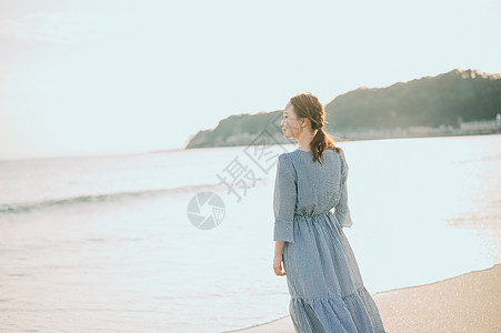 放松壮年行走一个女人在海里图片